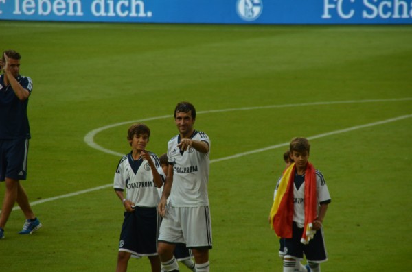  沙尔克04历史性降级引发球迷抗议潮  