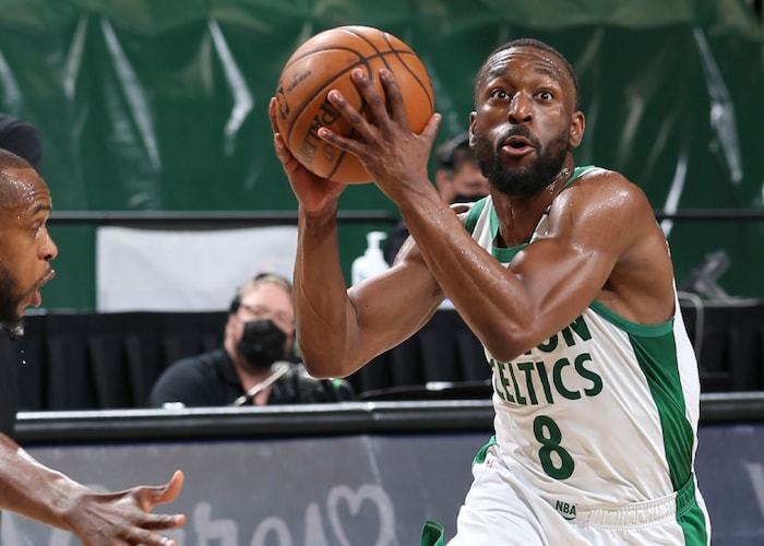  雄鹿客场险胜篮网晋级东部决赛  